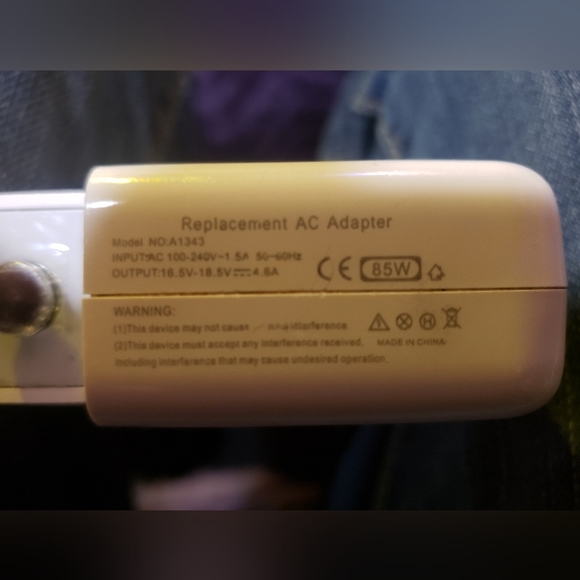 Apple Laptop/IPhone/IPad wall charger & cable - Picture 3 of 3